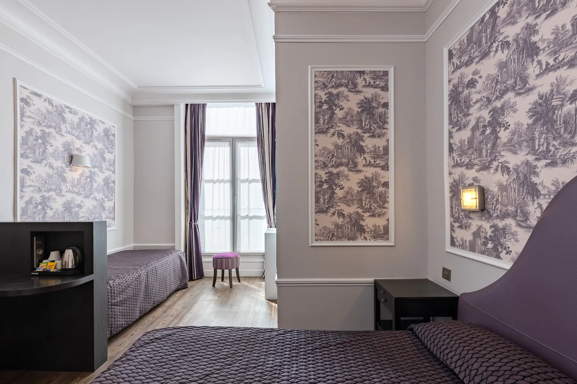 Chambre triple avec lit double, lit simple près de la fenêtre et murs en toile de Jouy