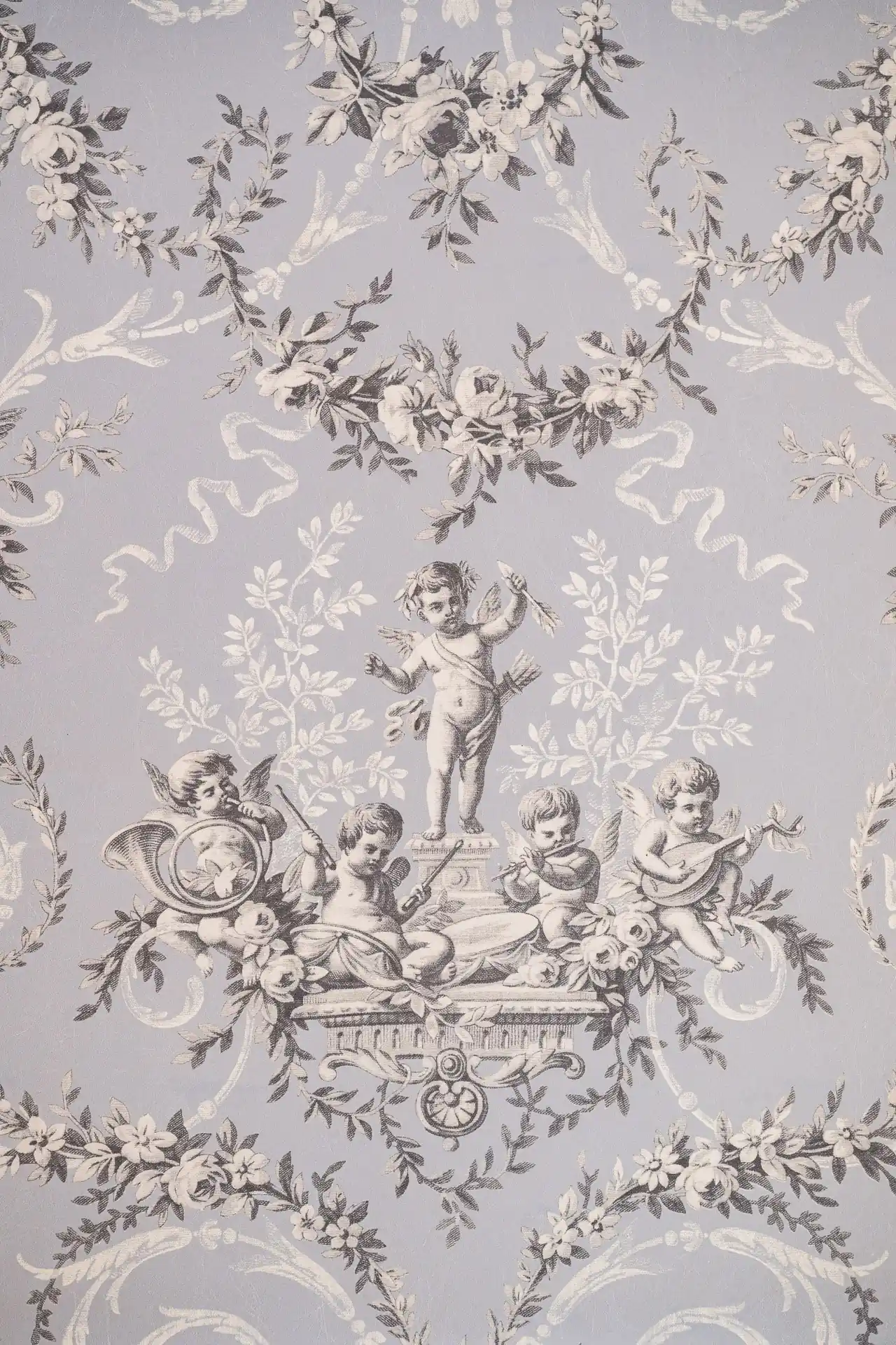 Toile de Jouy grise : angelots musiciens sous des guirlandes de roses