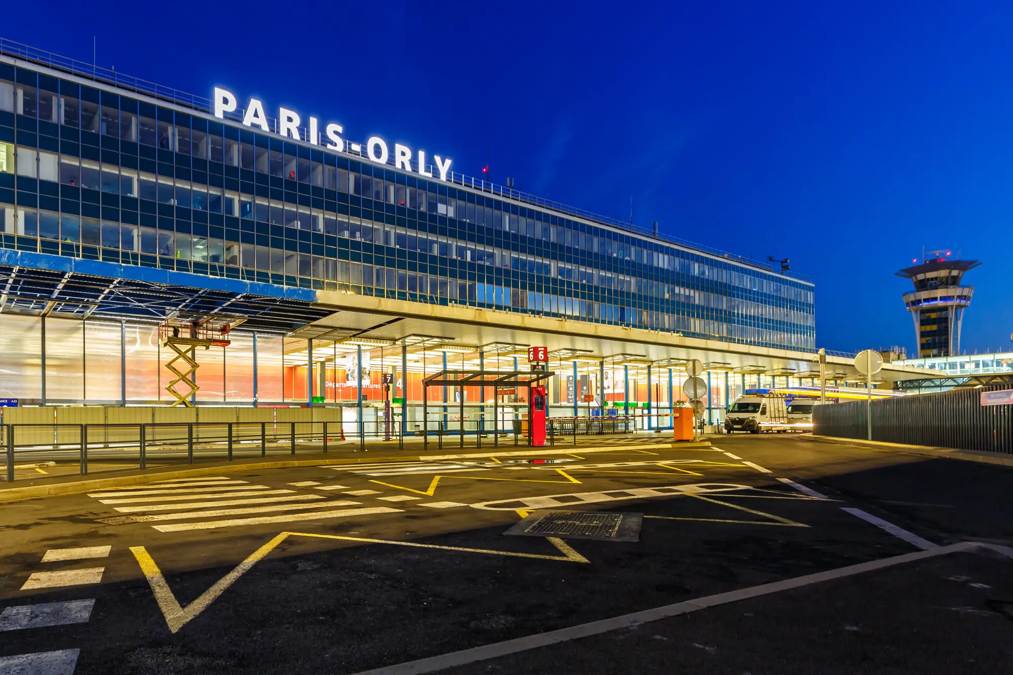 Façade de l'aérogare de Paris-Orly illuminée de nuit