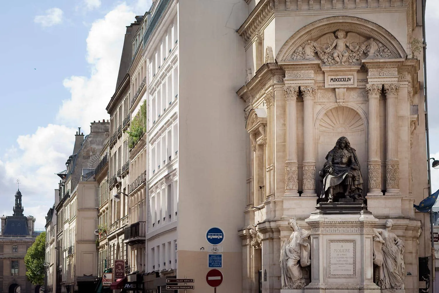 La fontaine Molière et ses statues, entre les façades parisiennes de la rue de Richelieu