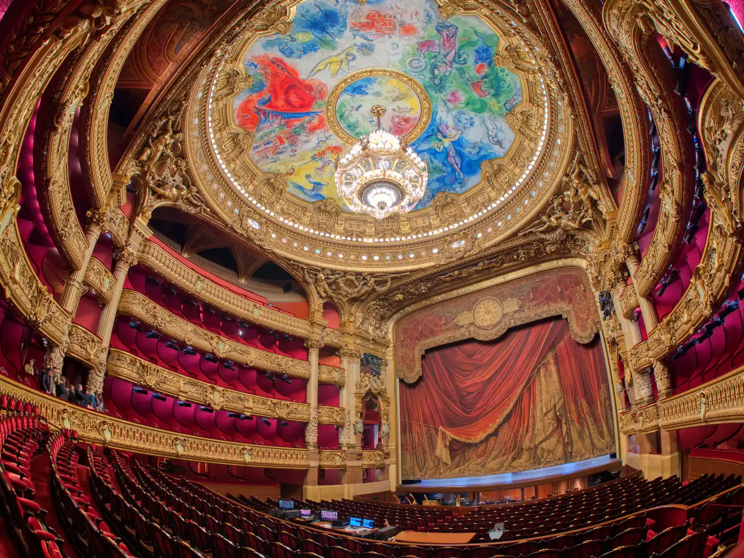 Salle de l'Opéra Garnier avec son plafond peint par Chagall, son lustre et son rideau rouge